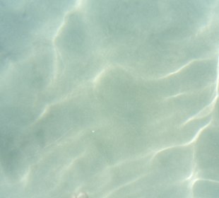 Sehr klares und sauberes Wasser 