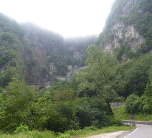 Anfahrt / im Hintergrund die Kehren