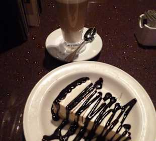 Käsekuchen mit Schokosoße und Café Latte