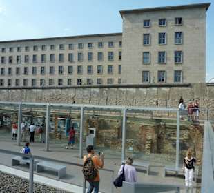 Viele Infos entlang der Mauer