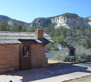 Einlass und Ranger vor dem Zion Nationalpark