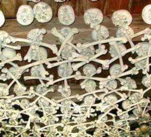 Die Wand der Schädelkapelle