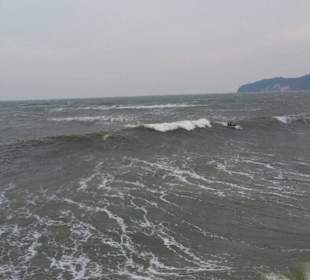 Große Wasserwelle mit Windstärke 7 am Binzer Strand