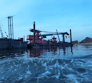 Hafenkran und Schiff