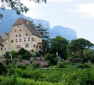 Schloss mit zugehöriger Kapelle