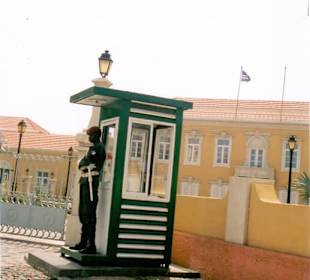 Wache vor dem Präsidentenpalast