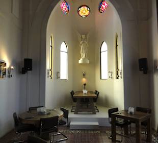 Der Gastraum in der ehemaligen Kapelle