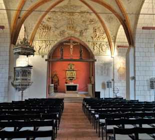 Blick vom Kirchenschiff zum Chor