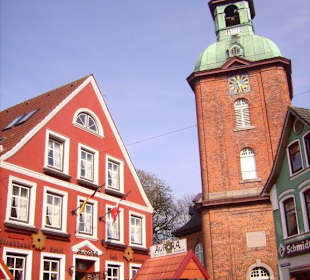 St. Nicolaikirche mit dem Hotel/Restaurant Aurora
