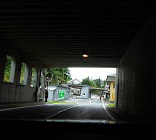 Ausfahrt links das Windrad