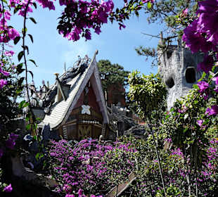 Verrückte Gebäude und viele bunte Blüten
