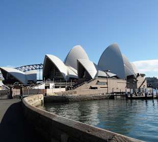 Opernhaus, im Hintergrund Harbour Bridge