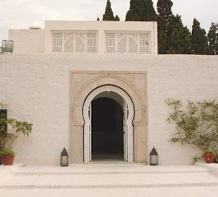 Hauptgebäude von außen