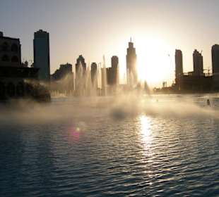 Abendliche Fontänen vor dem Burj Khalifa