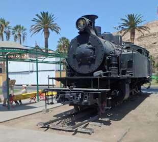 Alte Zahnradlok vor dem Bahnhof
