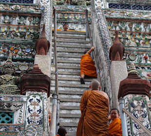 Novicen bei der Besteigung des Wat Arun
