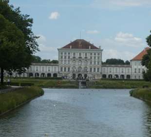 Über die Auffahrtsallee zum Schloss Nymphenburg