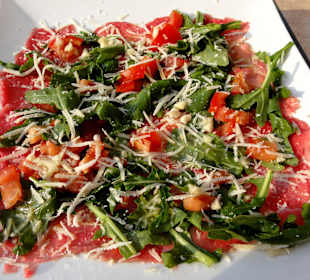 Carpaccio mit Rucola und Parmesan