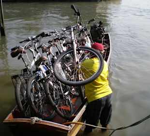 Guide beim Einladen der Räder