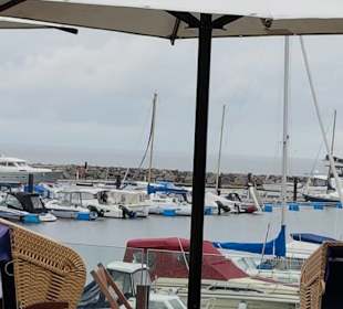 Blick von der Bar in den Jachthafen.