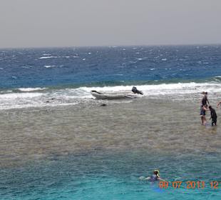 Der Unfall im Hintergrund das zerstörte Boot