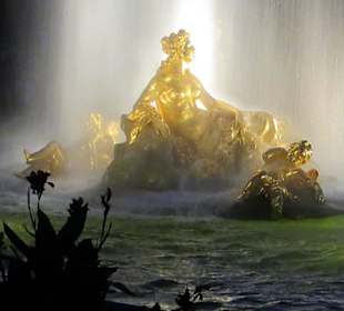 Figurengruppe bei Nacht