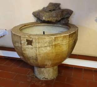 Taufbecken in der Kirche Notre-Dame del Prat