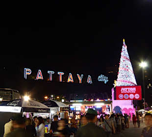 Unter dem Schriftzug wird gefeiert
