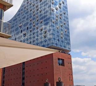 Elbphilharmonie vom Sandtorkai gesehen
