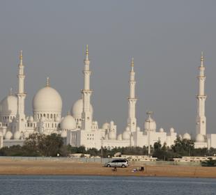Scheich-Zayed-Moschee vom Strand aus gesehen