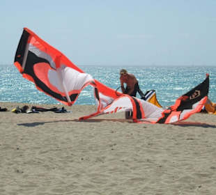 Surfer beim Aufpumpen
