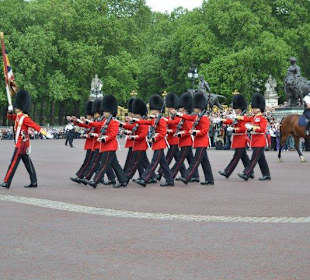 The Queen's Guards in parata