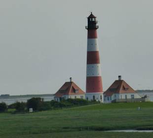 Blick vom Deich hinter dem INFO-Hus zum Leuchtturm