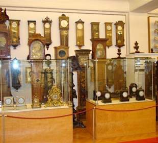 Ausstellungsstücke im Hofmobiliendepot
