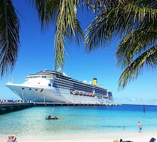 Blick vom Strand auf das Schiff
