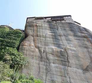 Kloster Rousanou von der Straße aus fotografiert
