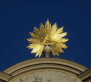 Blick auf das Dach der Kirche