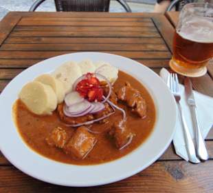 Gulasch mit Brot- und Kartoffelknödeln