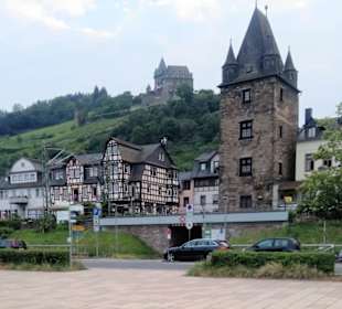Blick auf Hotel Kranenturm und Burg Stahleck