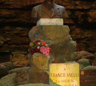 Gedenkstein für Franco Anelli beim Grotteneingang