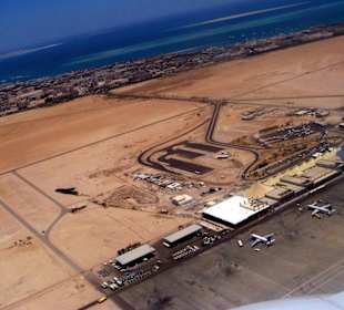 Widok z samolotu na lotnisko w Hurghadzie