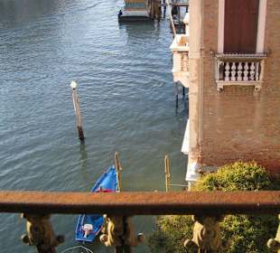 Blick aus einem Palazzo-Fenster auf den Canal 
