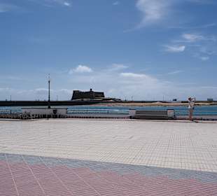 Uferpromenade mit Blick auf die Festung