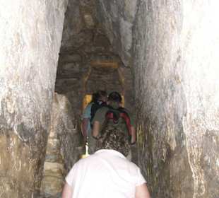 Der schmale Gang in einer Ruine