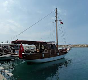 Schiff liegt für Hafenrundfahrt bereit