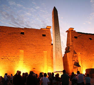 Luxor-Tempel beleuchtet bei Nacht