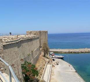 Blick Richtung Meer an der hohen Mauer entlang