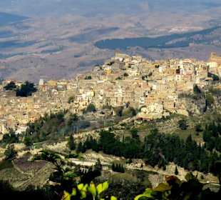 Blick von Enna auf Calascibetta