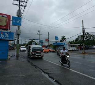 Bus Guagua Sammeltaxi Station an Hauptsraße