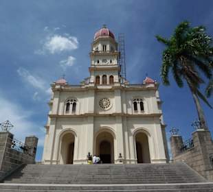 Vorderseite der Basilika mit Haupteingang
